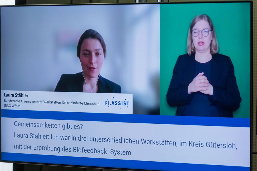 Laura Stähler vom BAG WfbM zugeschaltet mit Übersetzung in Gebärdensprache
