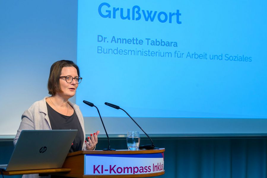Frau Dr. Annette Tabbara begrüßt die Teilnehmenden