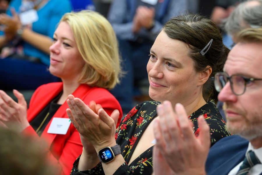 Teilnehmende hören einem Vortrag zu