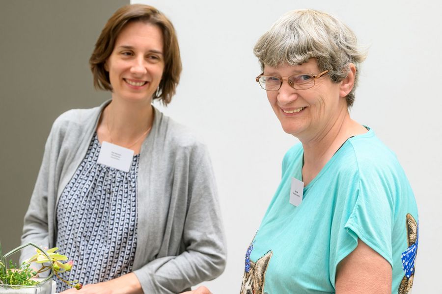 Zwei Frauen lächeln in die Kamera