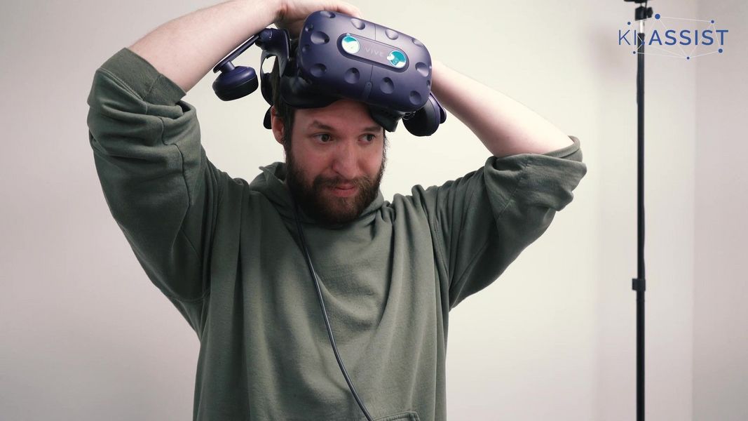 Rene setzt eine VR-Brille auf