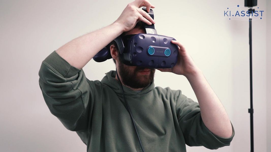 Rene setzt eine VR-Brille auf