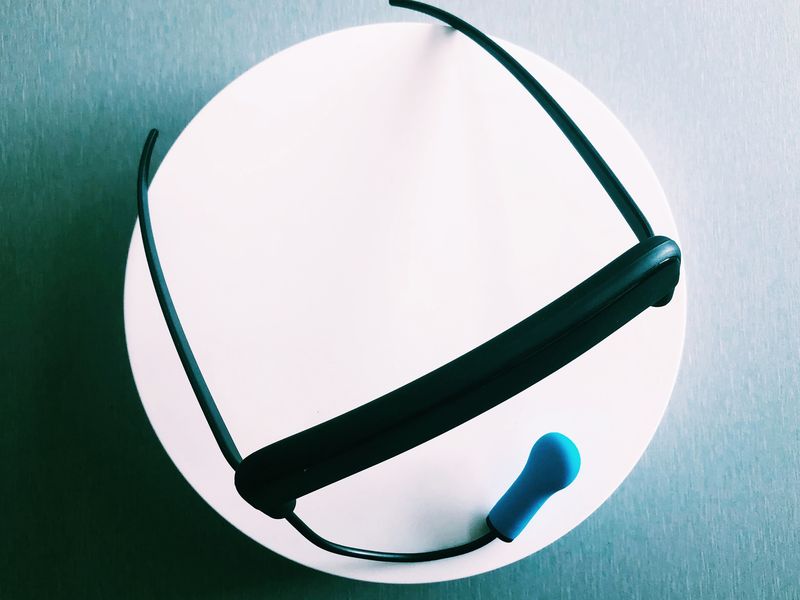 Die assistierende Maus GlassOuse ist von oben abgebildet. Der Beiß-Controller ist nach vorne gebogen.