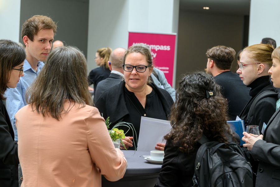Das Projektteam unterhält sich im Foyer