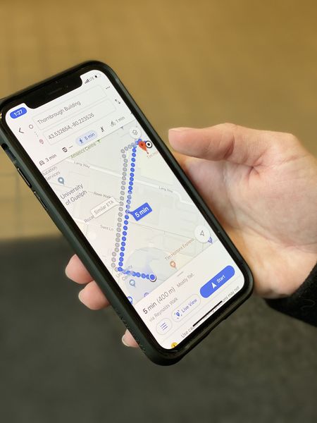 Eine Hand hält ein Smartphone mit BlindSquare