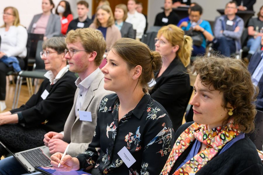 Teilnehmende hören einem Vortrag zu