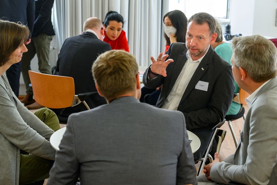 Panelteilnehmende diskutieren im World Cafe