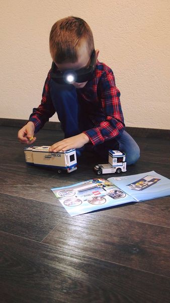 Kind trägt die NuEyesPro und spielt mit Legobausteinen.