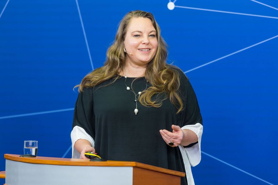 Dr. Berit Blanc vom DFKI am Rednerpult