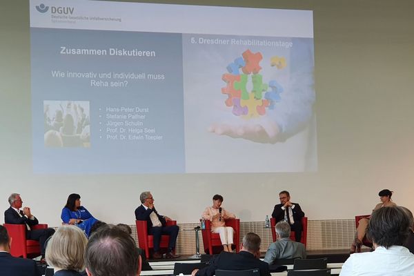 Menschen auf dem Podium bei den 5. Dresdner Rehabilitationstagen