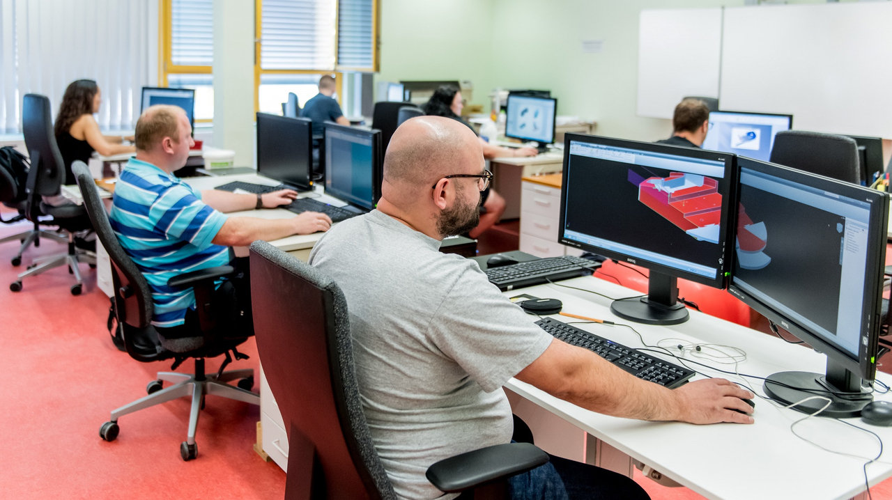 Klassenraum mit Rehabilitierenden, die an Computerarbeitsplätzen sitzen