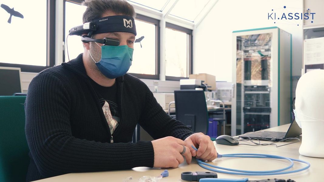 Steve hat eine AR Brille auf und Kabel in der Hand