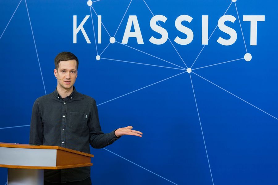 Jonas Biedermann vom BAG BBW am Rednerpult