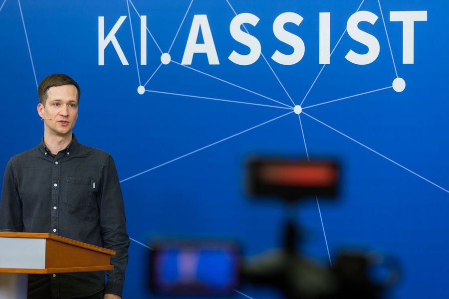 Jonas Biedermann vom BAG BBW am Rednerpult