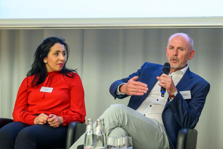 Zwei Panelteilnehmende diskutieren