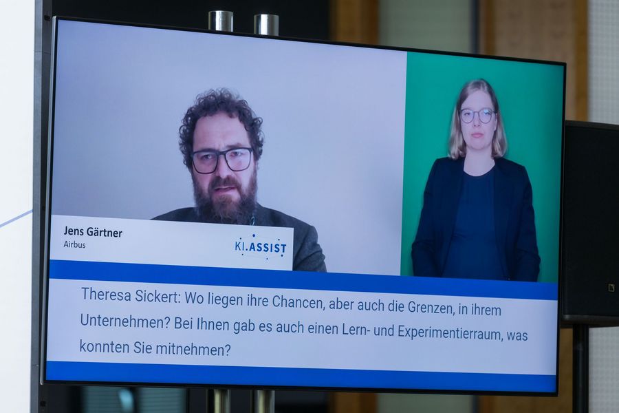 Jens Gärtner von Airbus zugeschaltet mit Übersetzung in Gebärdensprache