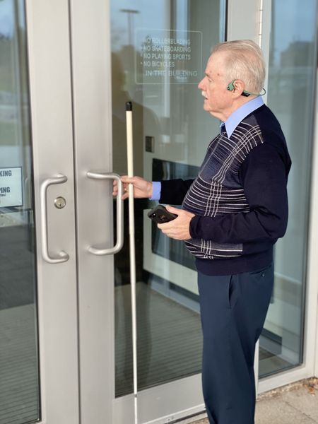 Eine blinder Mann nutzt BlindSquare