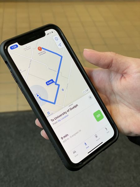 Eine Hand hält ein Smartphone mit BlindSquare