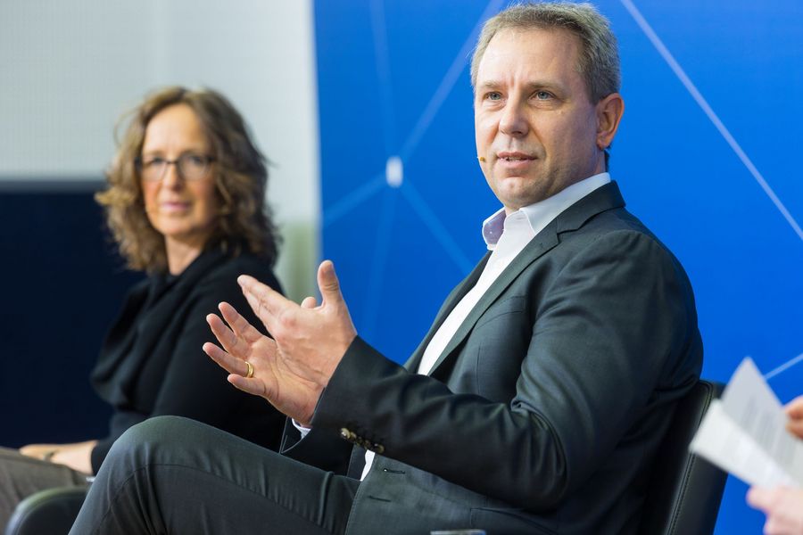 Susanne Strehle vom BMAS und Prof. Dr. Niels Pinkwart vom DFKI