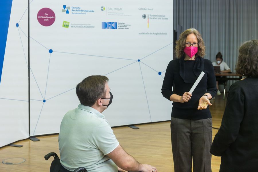Prof. Dr. Benjamin Tannert und Susanne Strehle in einer Unterhaltung