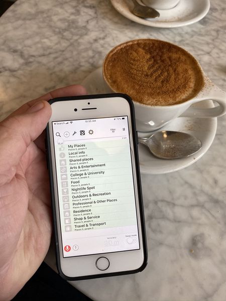 Eine Hand hält ein Smartphone mit BlindSquare