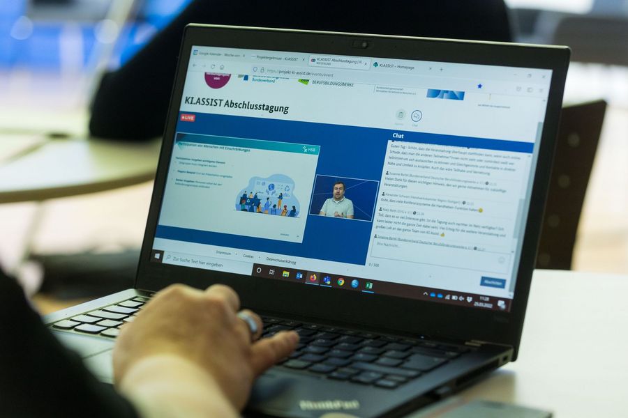 Ein Laptop, auf dem die Abschlusstagung online mitverfolgt wird
