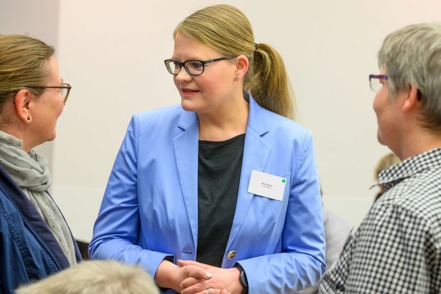 Teilnehmende unterhalten sich im Foyer