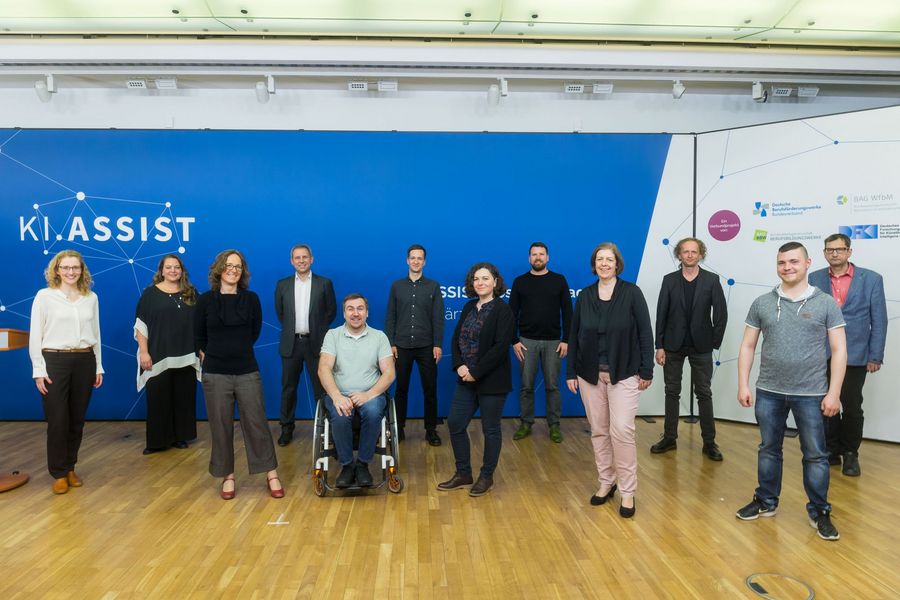 Alle Beteiligten der Abschlusstagung vor Ort