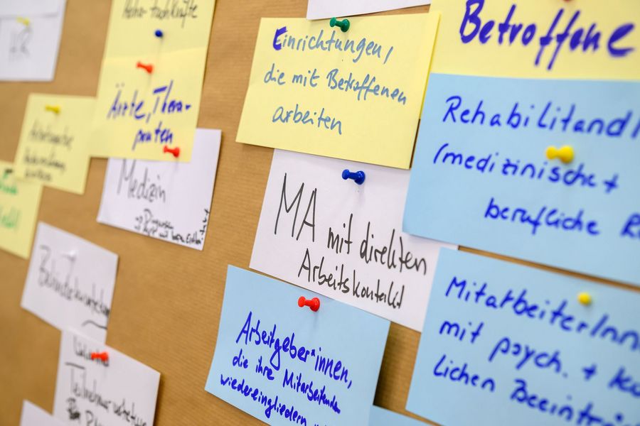 Kärtchen auf einer Pinnwand