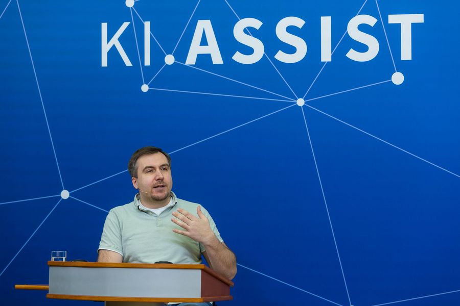 Prof. Dr. Benjamin Tannert vom Institut für digitale Teilhabe an der Hochschule Bremen am Rednerpult