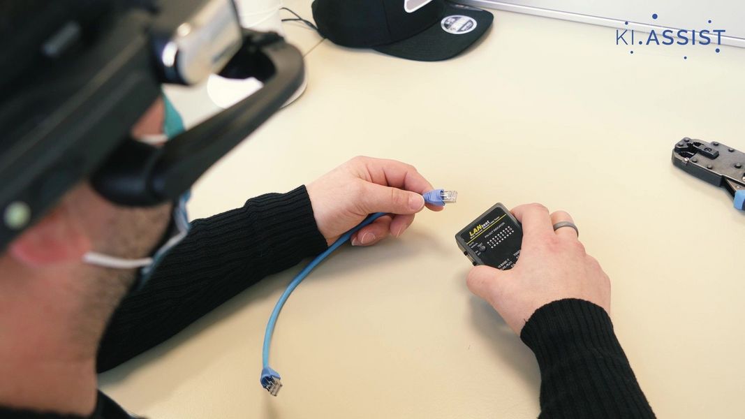 Steve hat eine AR Brille auf und Kabel in der Hand