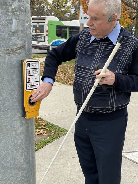 Eine blinder Mann nutzt BlindSquare
