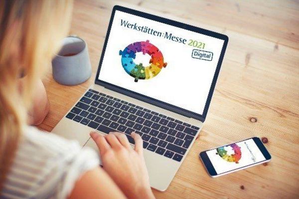 Person vor einem Laptop mit dem Logo der Werkstätten Messe