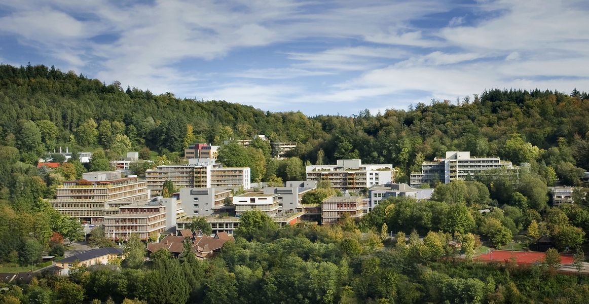 Panorama mit dem Gebäudekomplex des Berufsbildungswerkes Neckargemünd