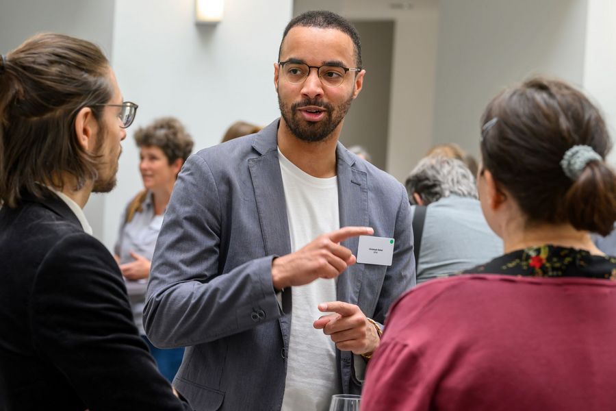 Teilnehmende unterhalten sich im Foyer