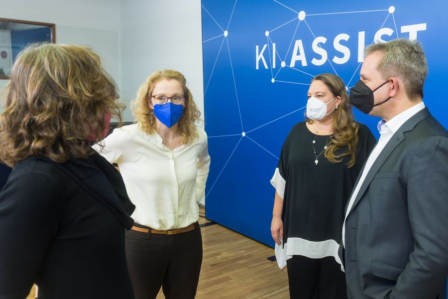 Susanne Strehle, Dr. Susanne Bartel, Dr. Berit Blanc und Prof. Dr. Niels Pinkwart im Gespräch