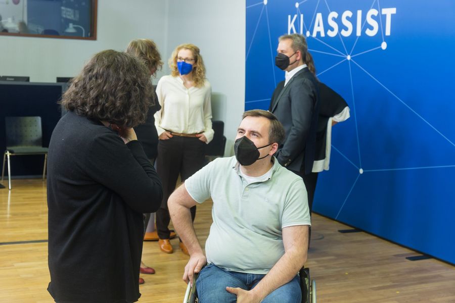 Barbara Lippa und Prof. Dr. Benjamin Tannert unterhalten sich