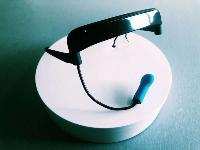 Die assistierende Maus GlassOuse ist von vorne abgebildet. Der Beiß-Controller ist nach vorne gebogen.