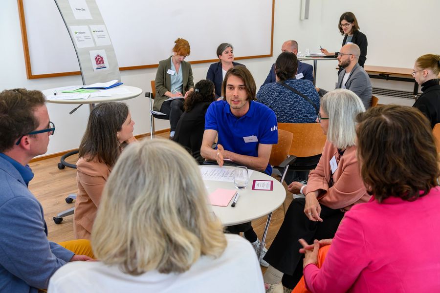 Teilnehmende arbeiten im World Cafe