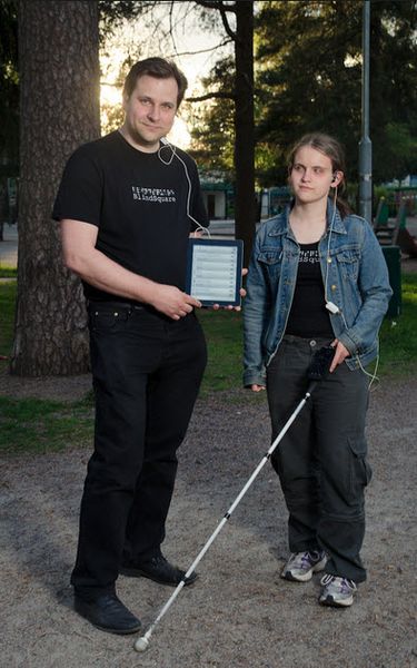 Ein Mann und eine Frau benutzen gemeinsam BlindSquare