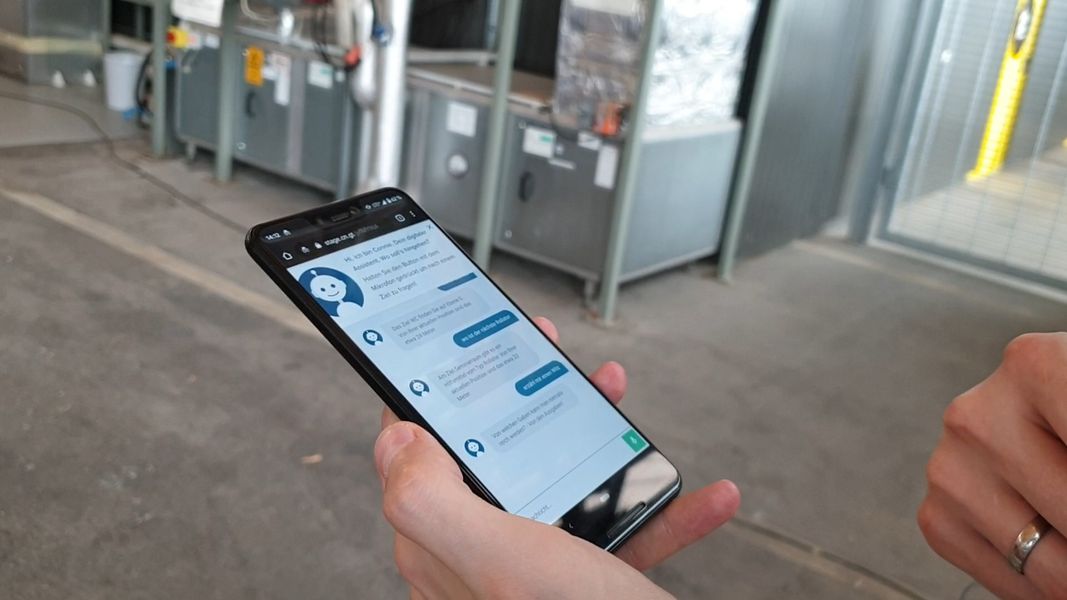 Hand mit Smartphone auf welchem die APP läuft