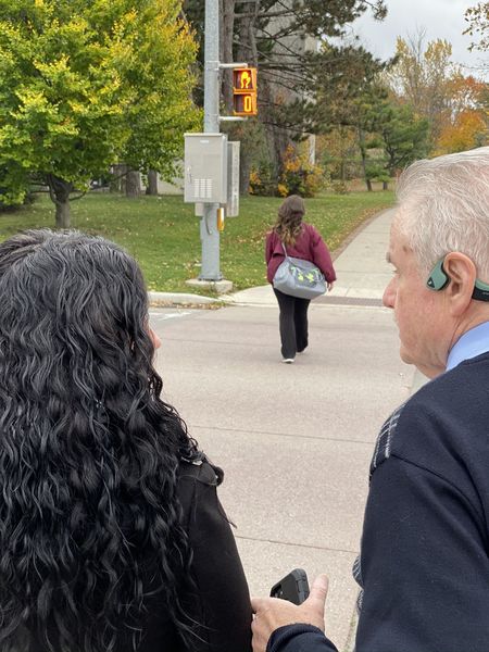 Eine blinder Mann nutzt mit Hilfe einer Begleitung BlindSquare