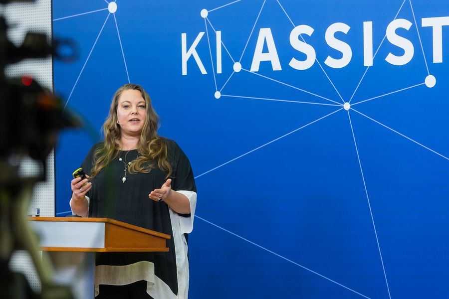 Dr. Berit Blanc vom DFKI am Rednerpult