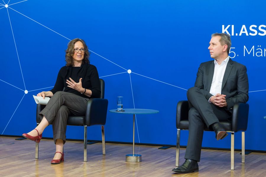 Susanne Strehle vom BMAS und Prof. Dr. Niels Pinkwart vom DFKI