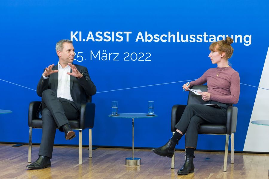 Prof. Dr. Niels Pinkwart mit Moderatorin Teresa Sickert