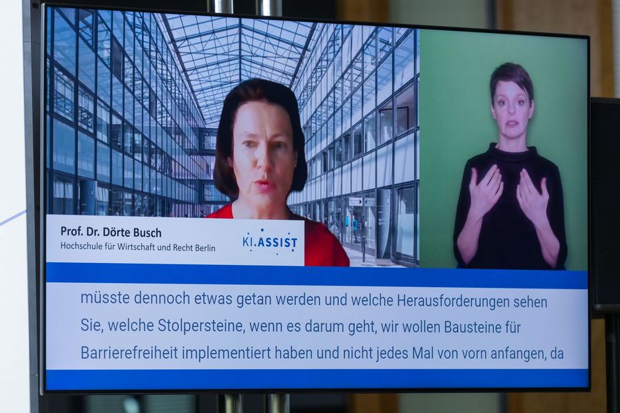 Prof. Dr. Dörte Busch von der Hochschule für Wirtschaft und Recht Berlin zugeschaltet mit Übersetzung in Gebärdensprache