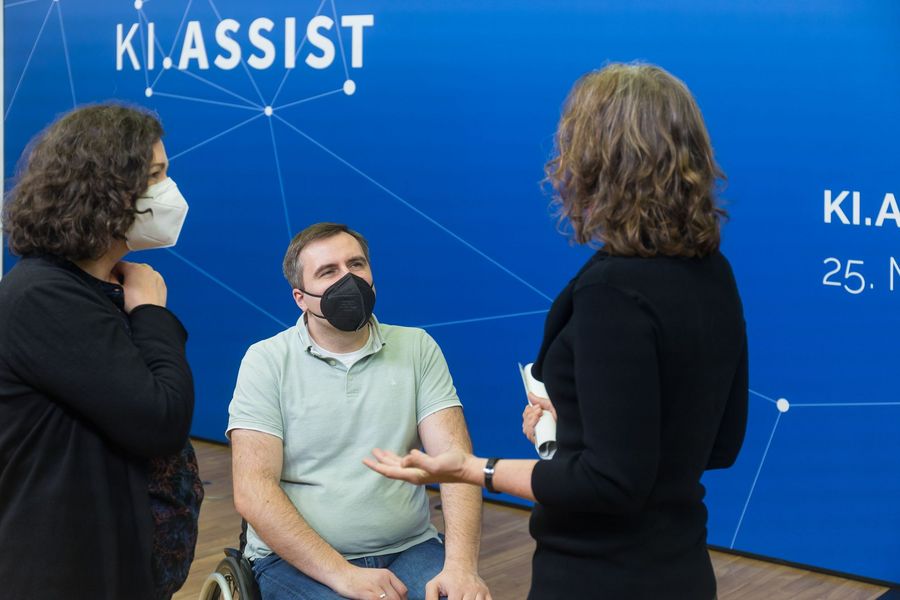 Barbara Lippa, Prof. Dr. Benjamin Tannert und Susanne Strehle unterhalten sich
