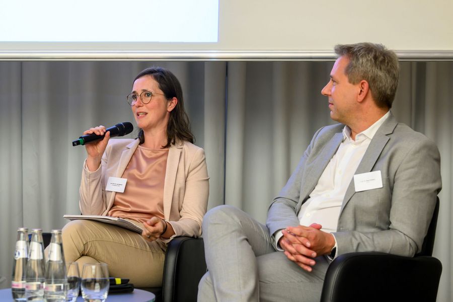 Zwei Panelteilnehmende diskutieren