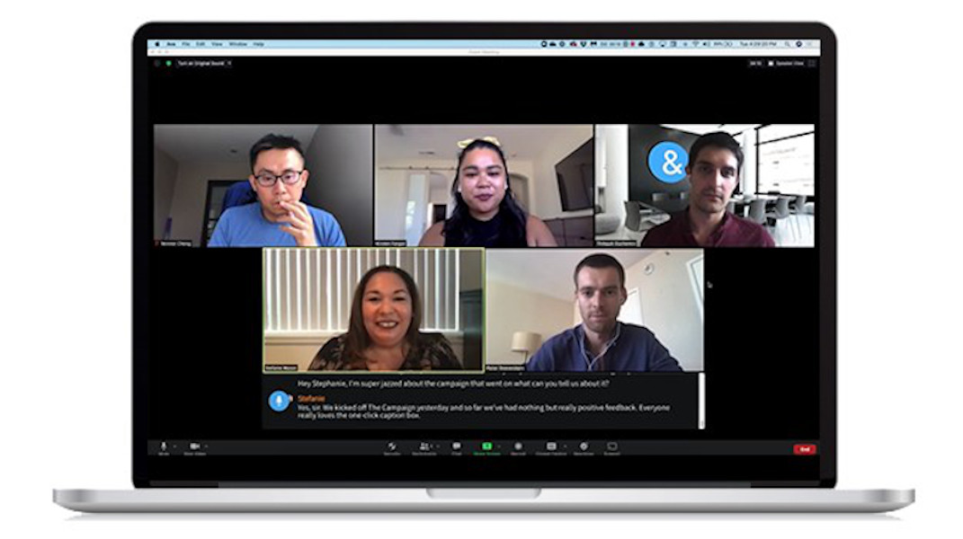 Ein Laptop mit einem offenen Videochat ist abgebildet. Fünf Personen sind darauf zu sehen. Unter den fünf Personen steht ein Text.