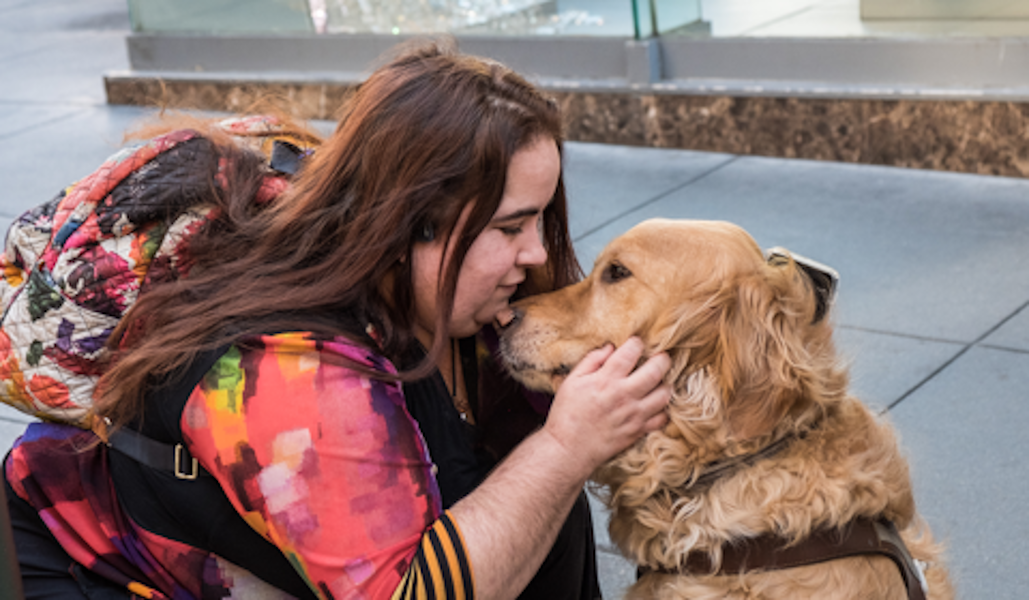 Eine Frau mit einem Hund ist zu sehen